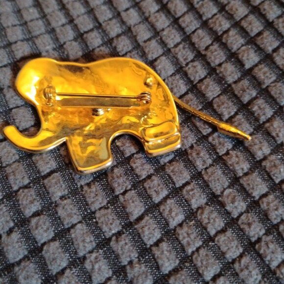 Golden Elephant Brooch With Movable Tail - Picture 8 of 9